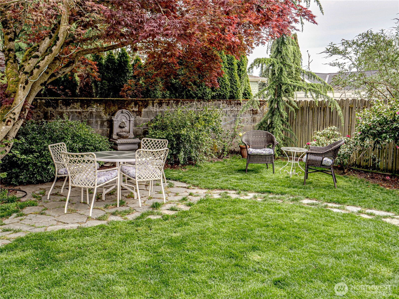4026 Burke Avenue North Seattle, WA 98103 - Photo 4 of 40