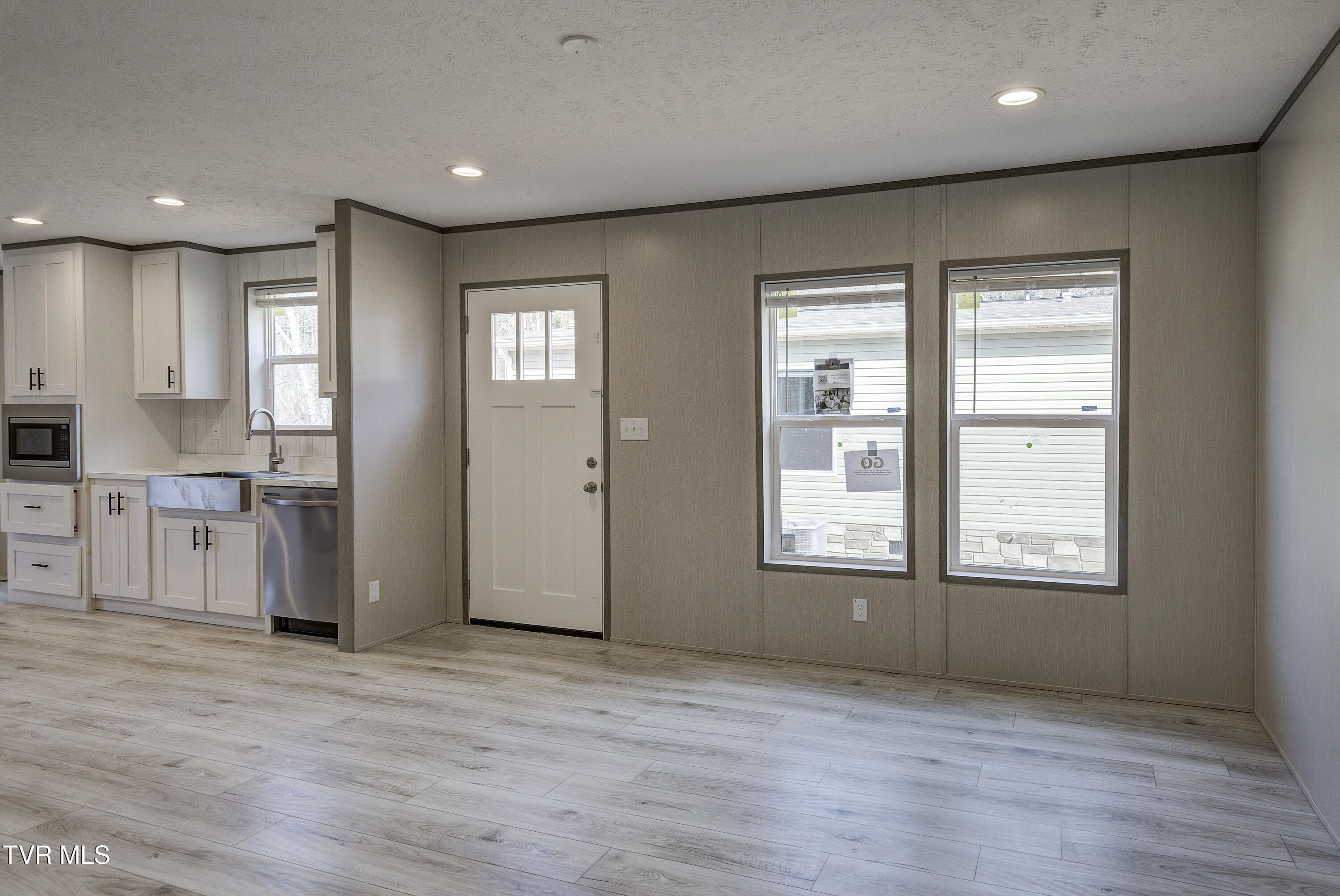 202 Florida Avenue Erwin, TN 37650 - Photo 12 of 31 Living Room