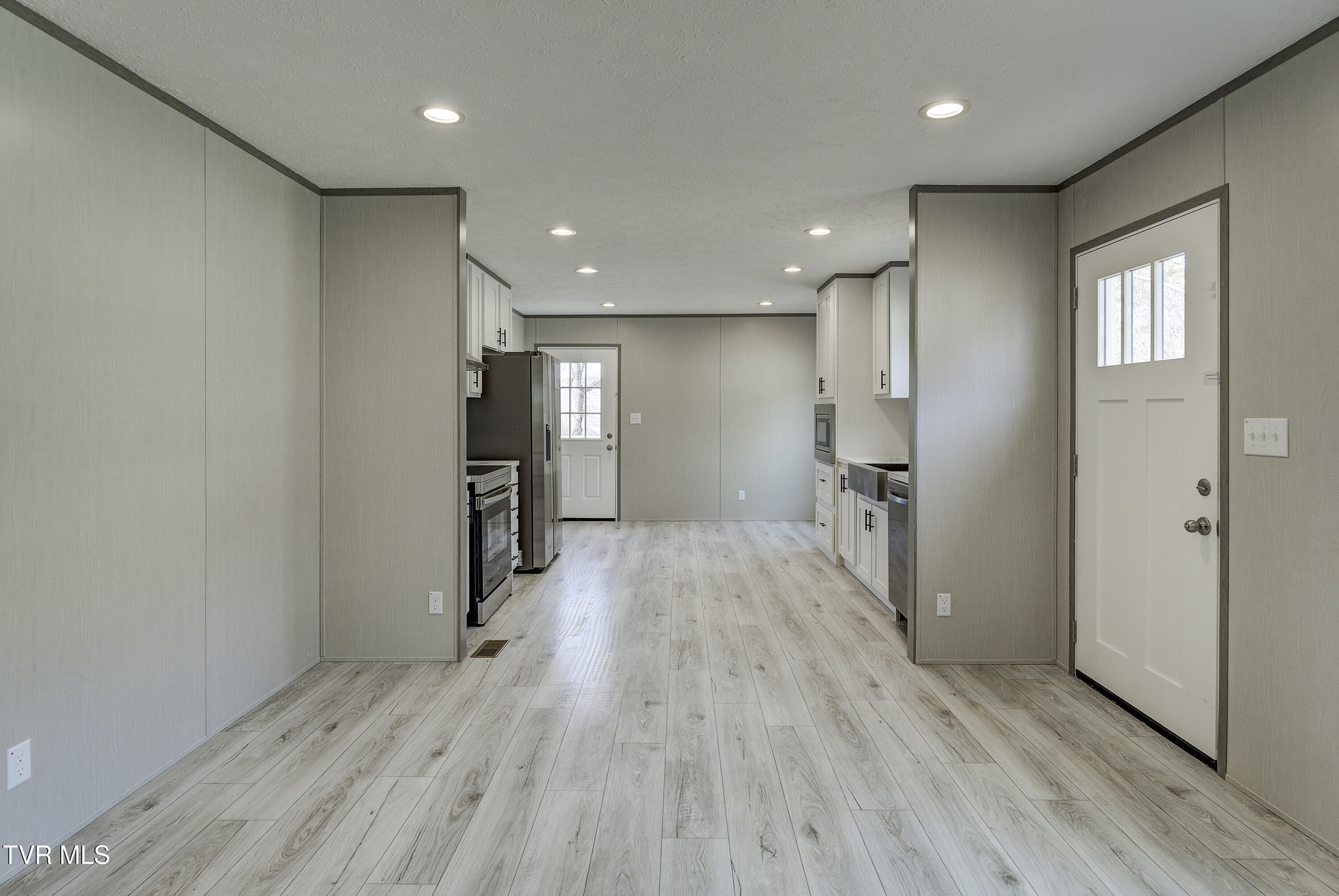 202 Florida Avenue Erwin, TN 37650 - Photo 13 of 31 Living Room