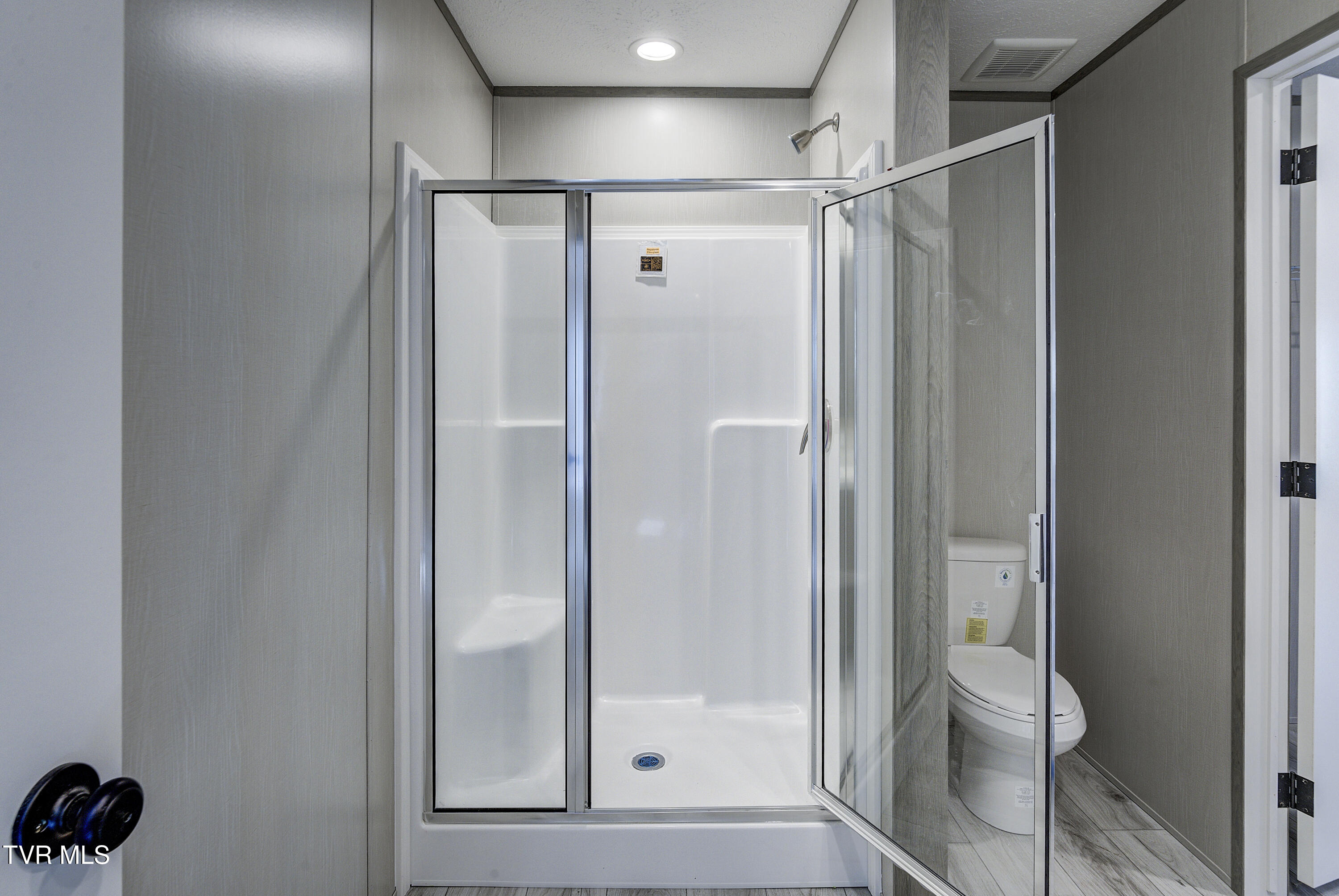 202 Florida Avenue Erwin, TN 37650 - Photo 26 of 31 Primary Bath