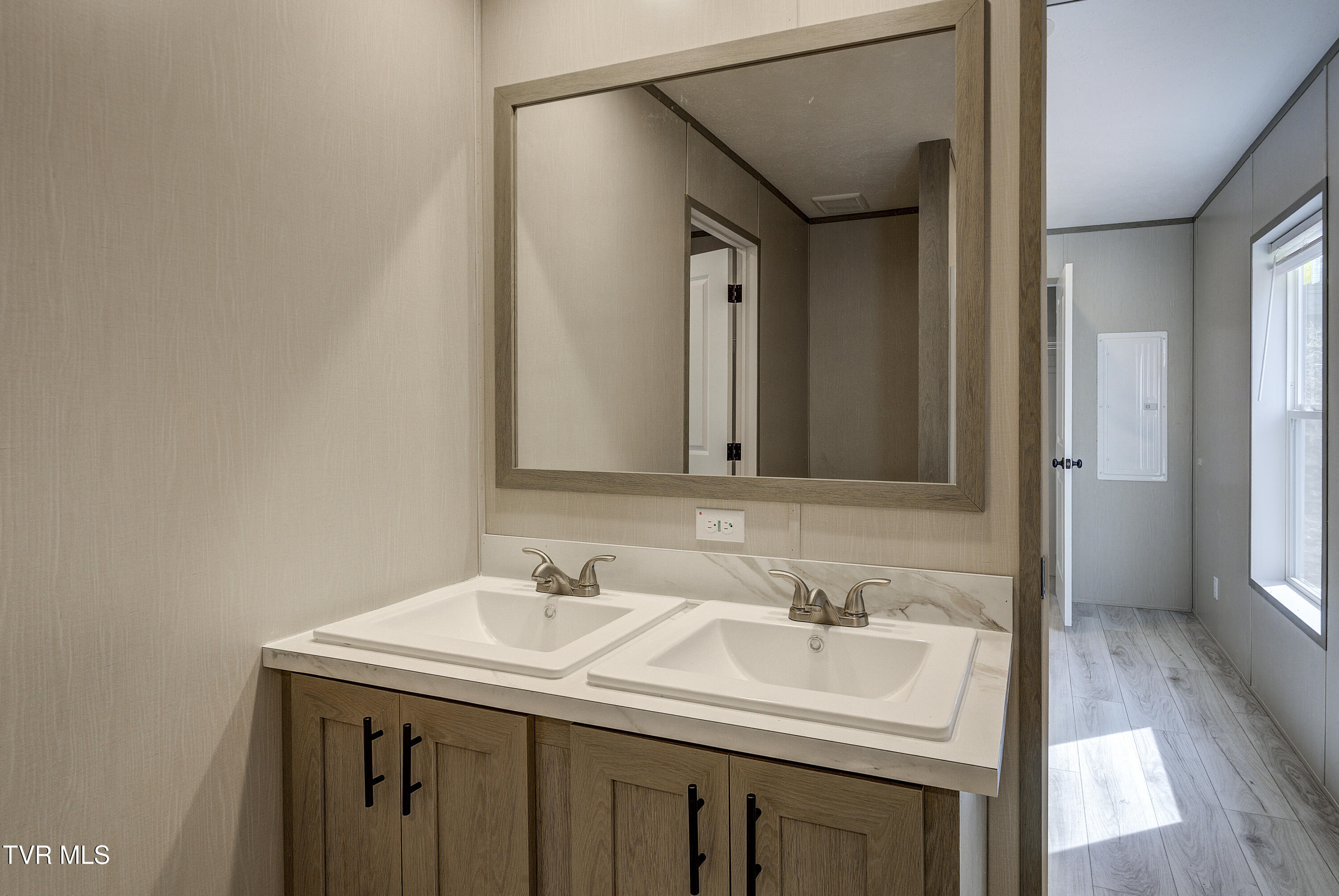 202 Florida Avenue Erwin, TN 37650 - Photo 27 of 31 Primary Bath