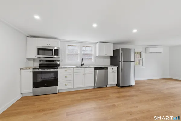 $2,200 | 96 West Main Street, Chester, CT 06412