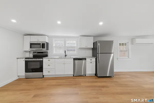 $2,200 | 96 West Main Street, Chester, CT 06412