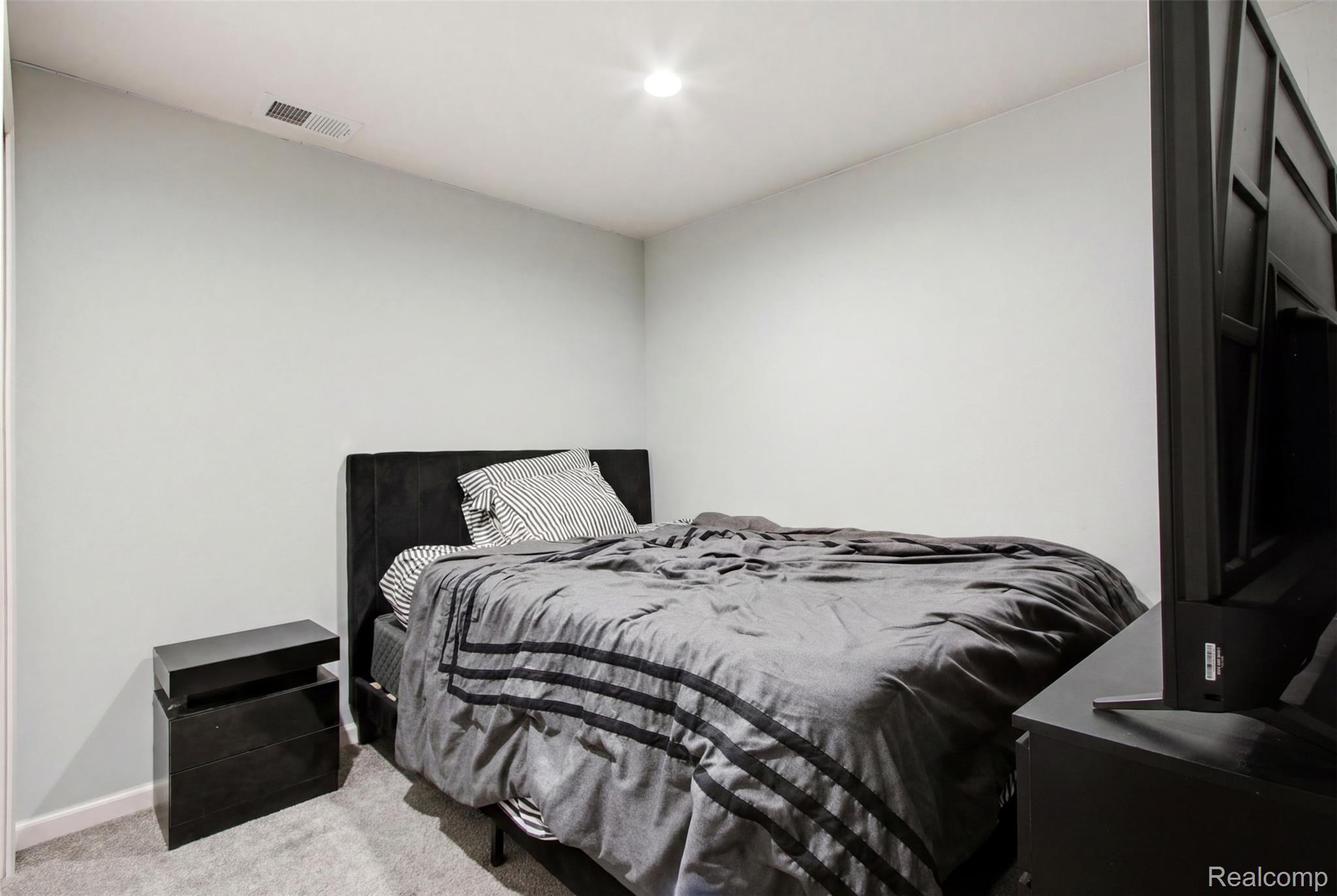 5085 Ridge Lane Warren, MI 48092 - Photo 19 of 29 Carpeted room with light-toned walls and recessed ceiling lighting