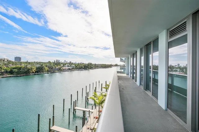 a view of an outdoor space with a yard