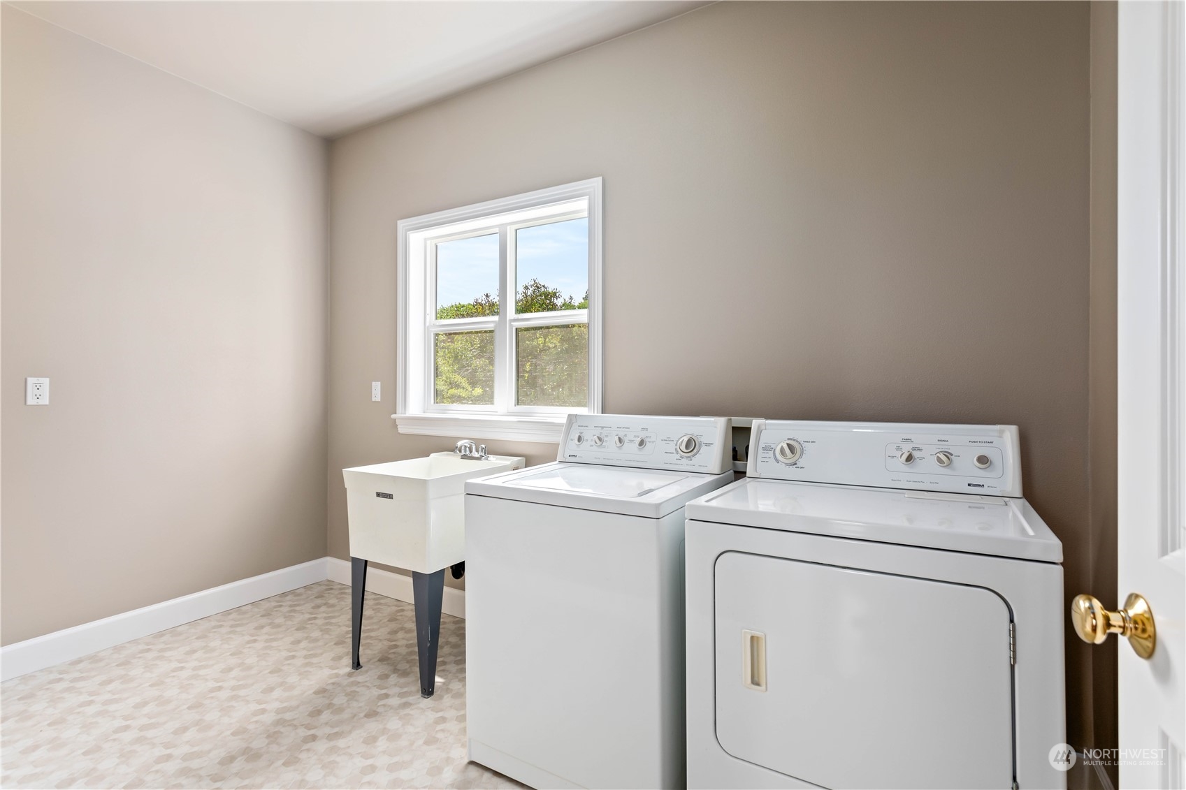 633 Kline Road Bellingham, WA 98226 - Photo 29 of 40 a utility room with dryer and washer
