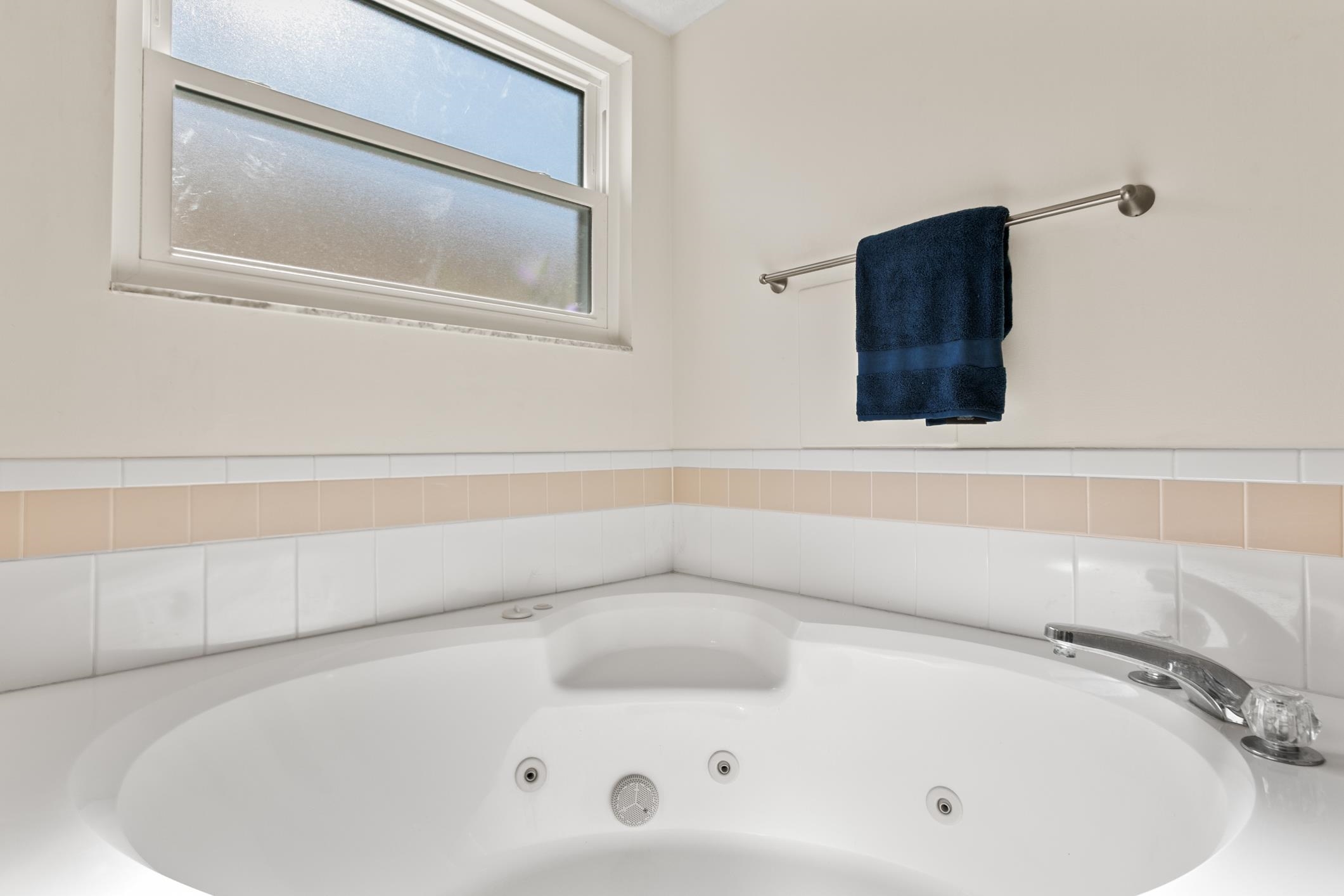541 Peninsula Court St. Augustine, FL 32080 - Photo 42 of 63 a white bath tub sitting next to a window