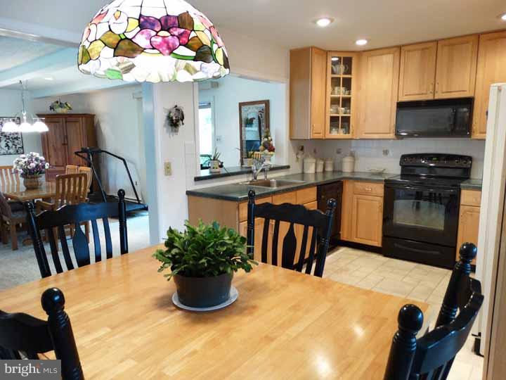 40 Umber Road Levittown, PA 19056 - Photo 4 of 20 Kitchen