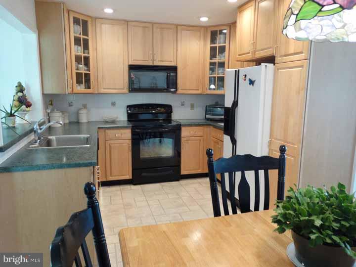 40 Umber Road Levittown, PA 19056 - Photo 5 of 20 Kitchen