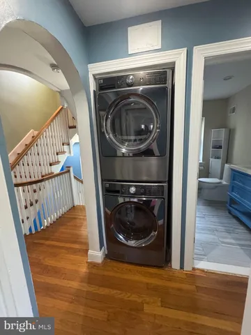 a view of a livingroom with washer and dryer