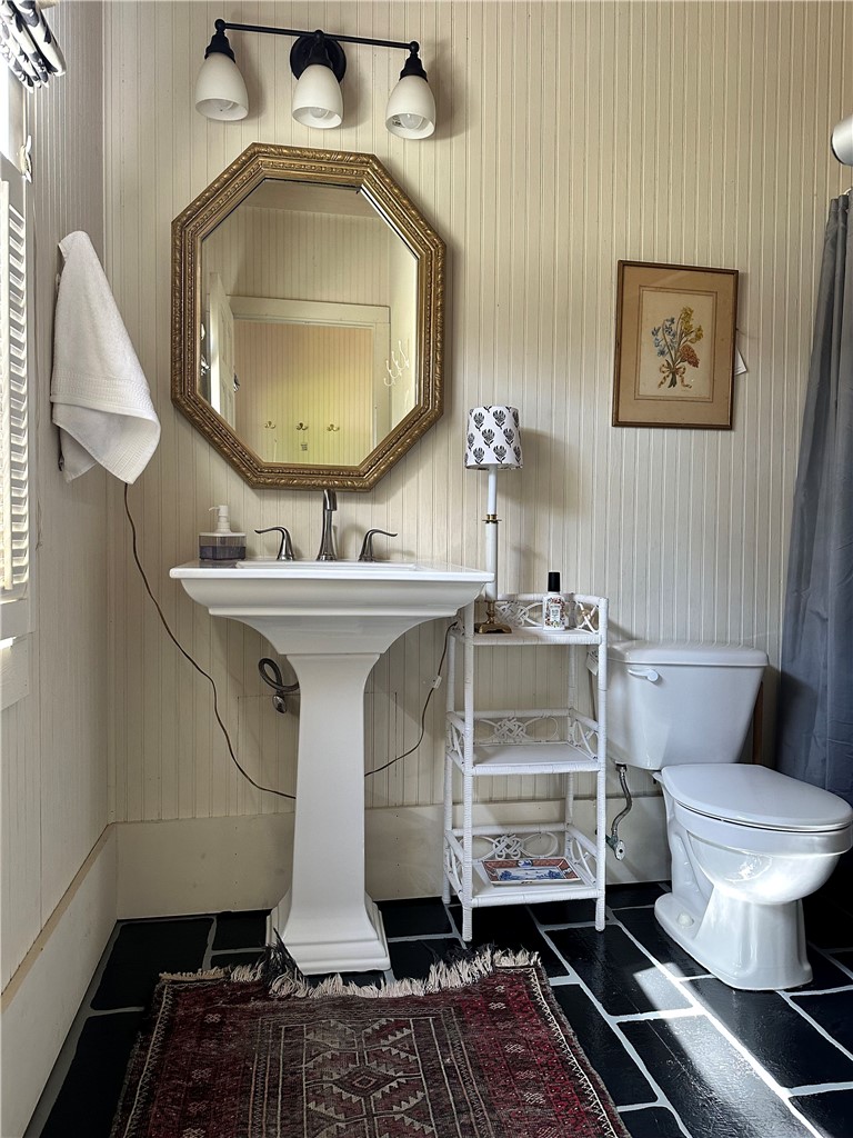 215 Ridge Road Westminster, SC 29693 - Photo 22 of 42 Charming Bathroom