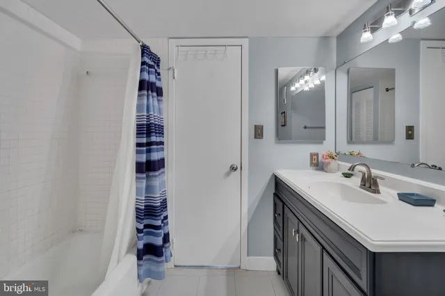 a view of a hallway with windows and closet