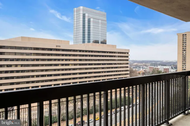 a view of livingroom with furniture