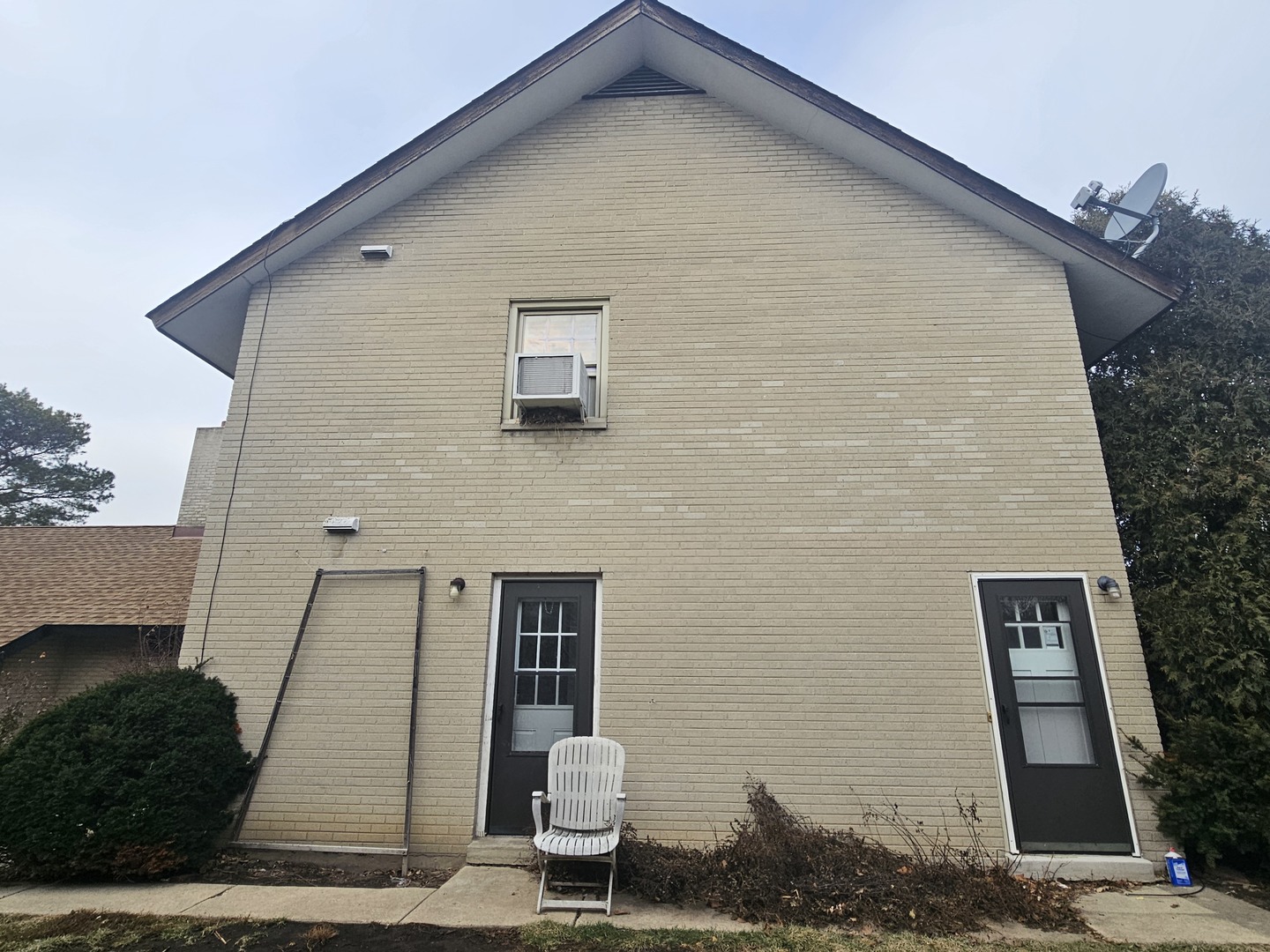 863 North Northwest Highway, Unit 2 Park Ridge, IL 60068 - Photo 21 of 22 a front view of a house with a yard