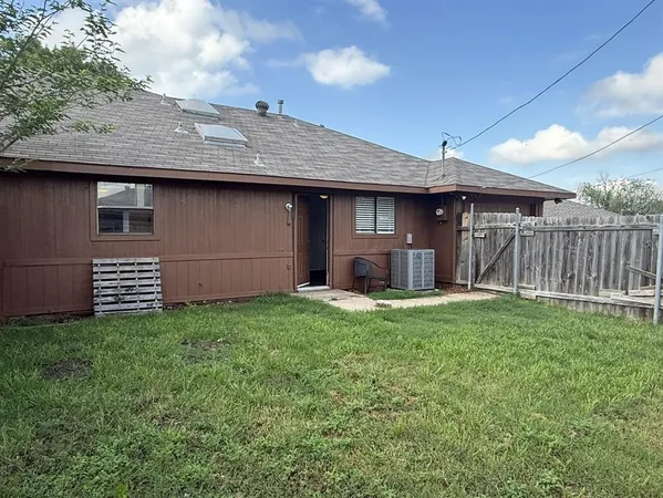 a view of a house with backyard and porch