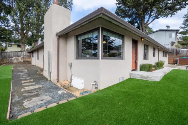 a view of a house with a yard