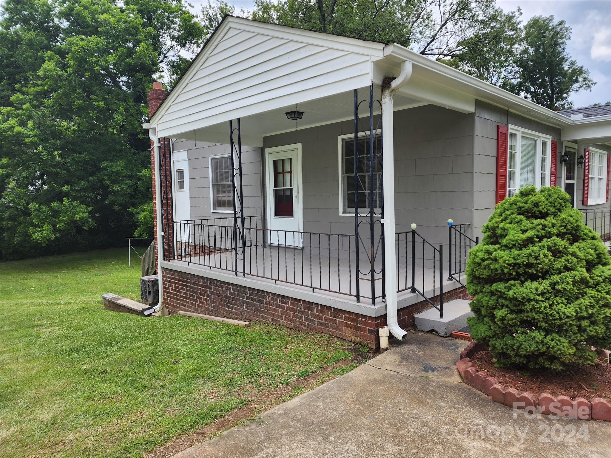 474 Hope Street Rock Hill, SC 29730 - Photo 4 of 18 a front view of a house with garden