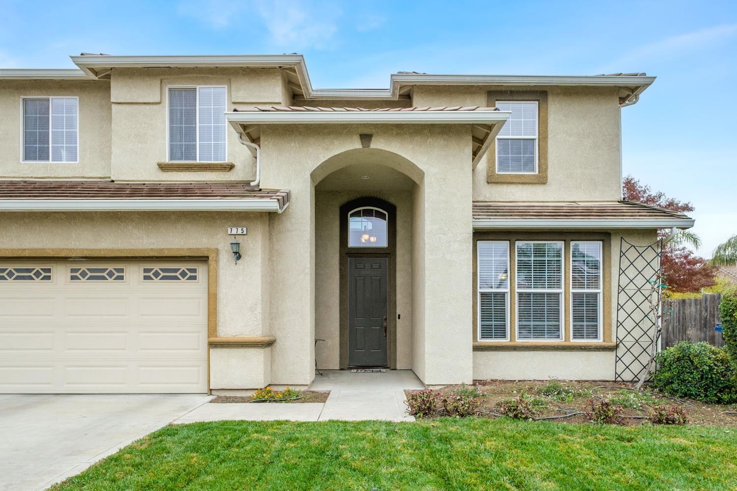775 South Michelle Avenue Kerman, CA 93630 - Photo 2 of 37 front view of a house
