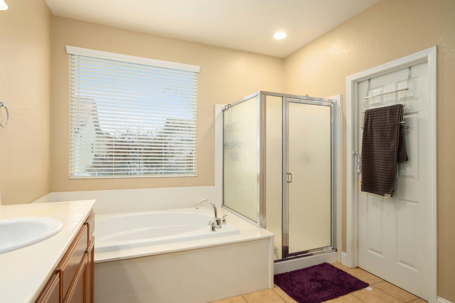 775 South Michelle Avenue Kerman, CA 93630 - Photo 27 of 37 a bathroom with a tub sink and a shower