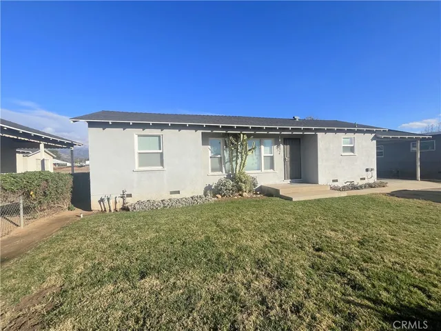 a view of a house with backyard
