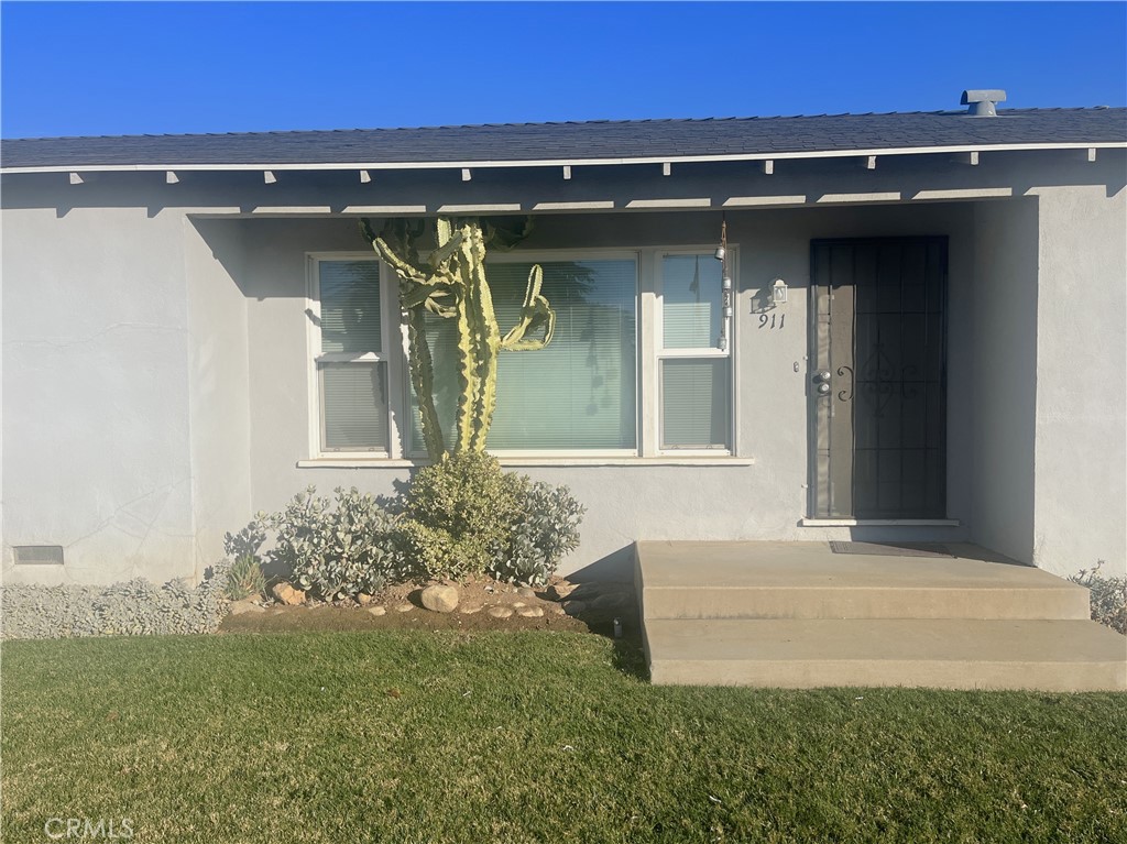 911 Park Avenue Calimesa, CA 92320 - Photo 3 of 19 a front view of a house with garden