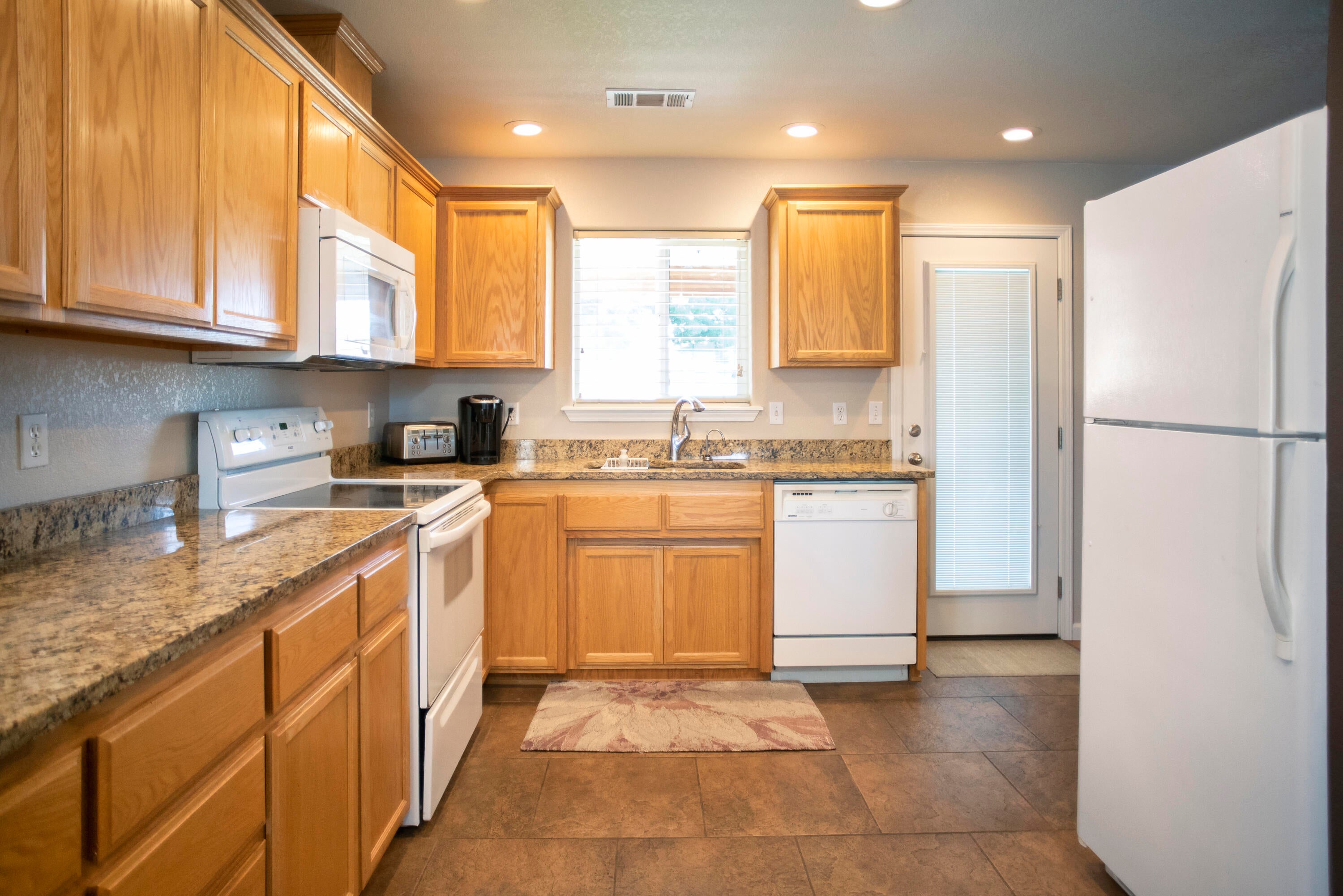 16 Chantrell Court Eagle Point, OR 97524 - Photo 6 of 25 6