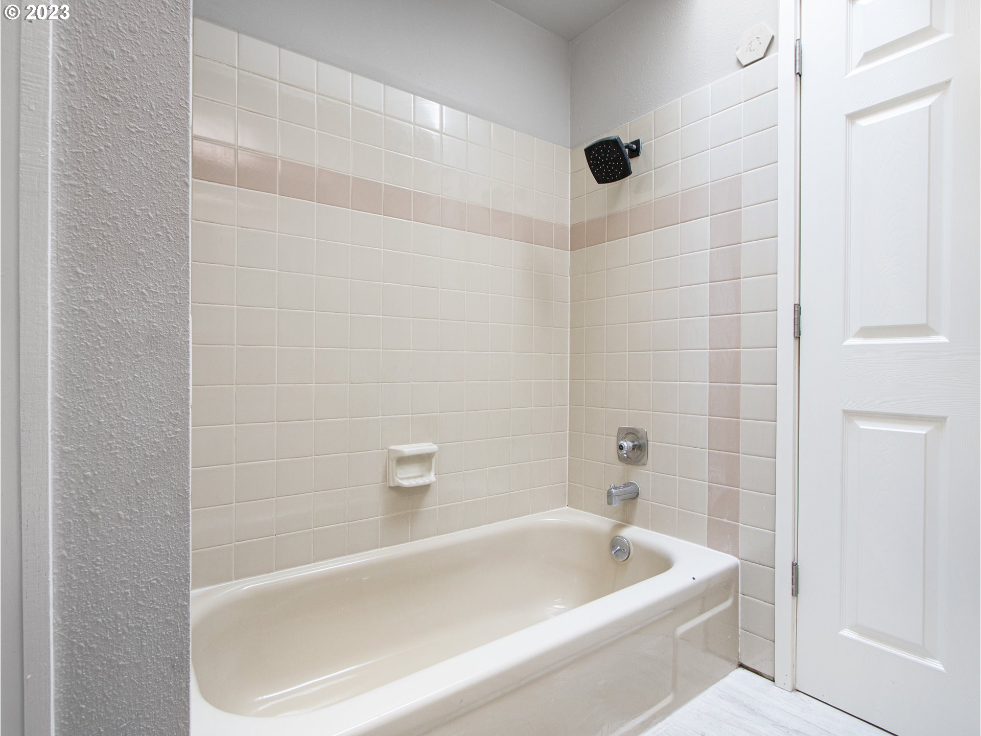 2883 Elysium Avenue Eugene, OR 97401 - Photo 9 of 21 a bathroom with a bathtub