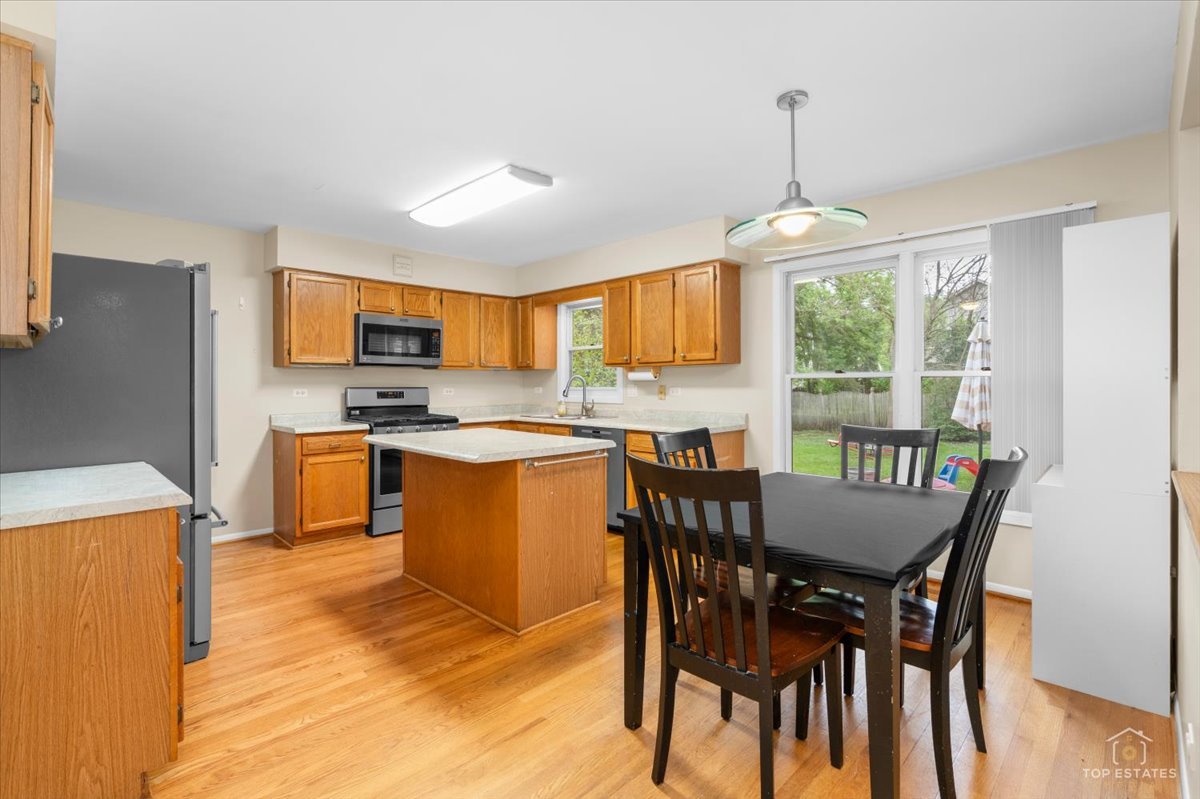 705 Gregor Lane Wheeling, IL 60090 - Photo 6 of 28