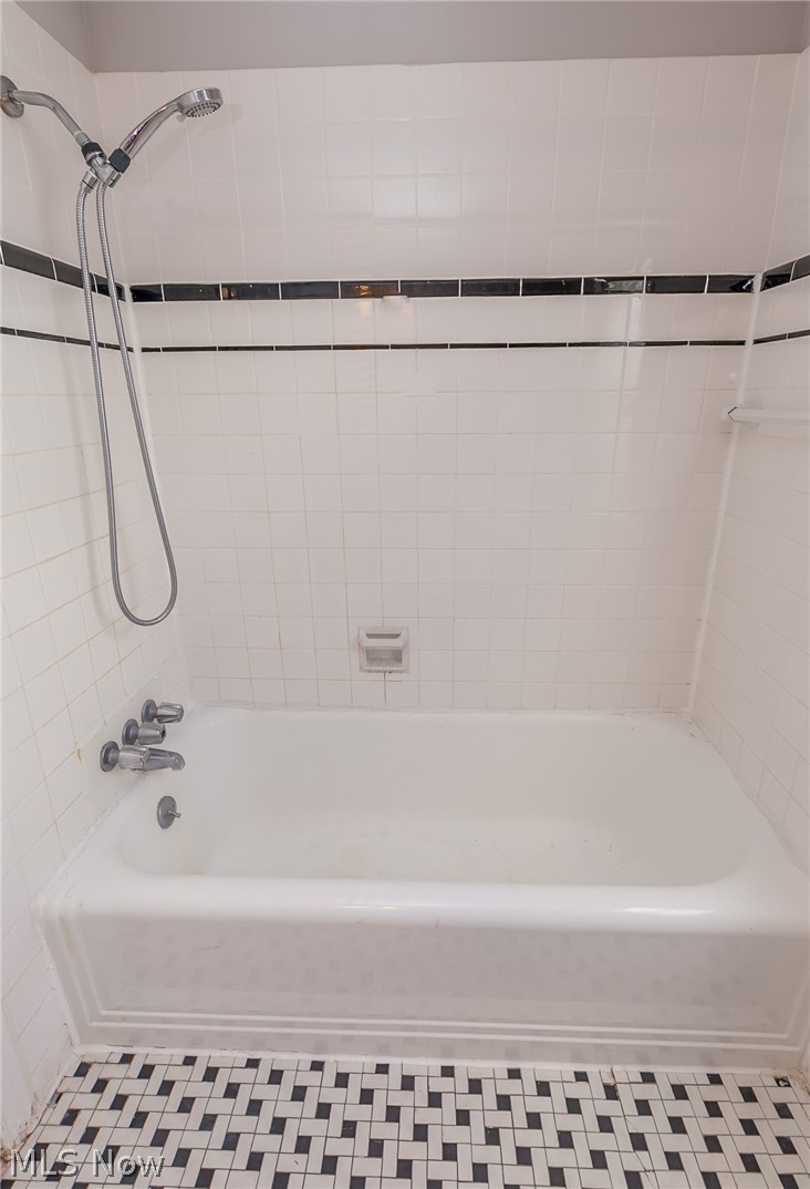 2212 Barrington Road Cleveland, OH 44118 - Photo 24 of 35