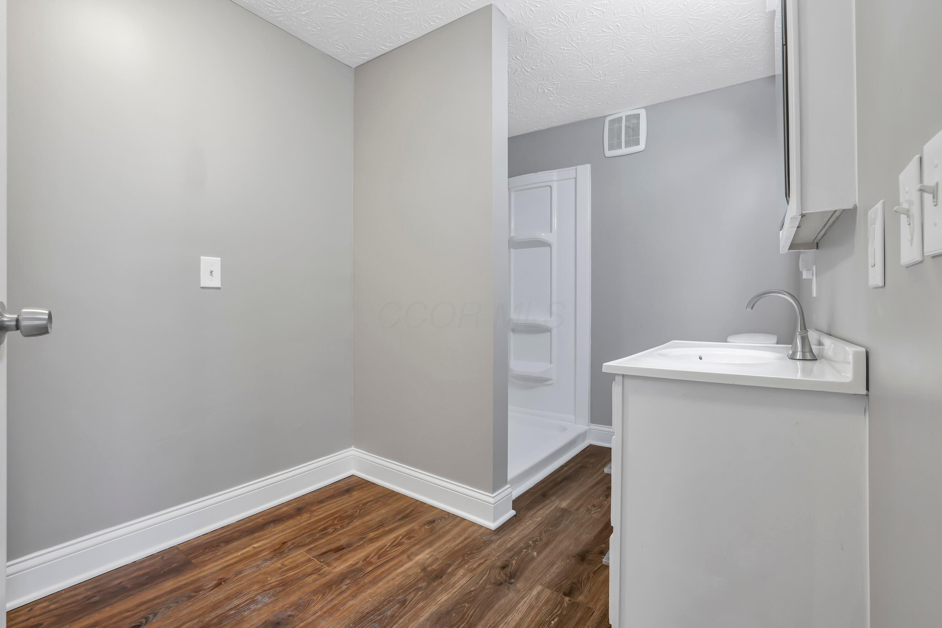 2089 Lockbourne Road Columbus, OH 43207 - Photo 13 of 22 FF Bathroom