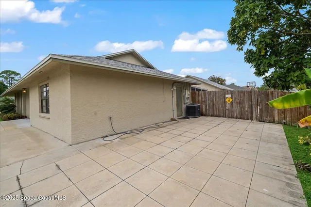 a view of livingroom with furniture