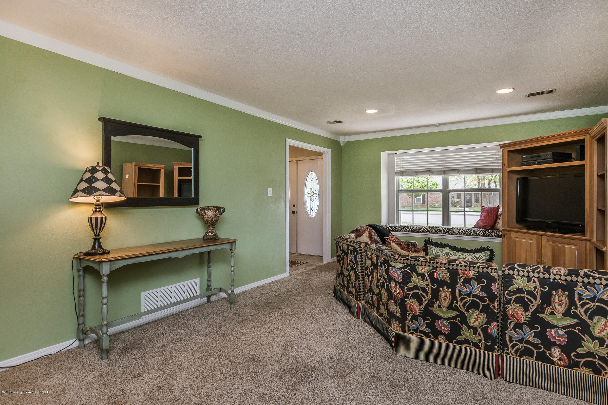 6218 Hanson Road Amarillo, TX 79106 - Photo 3 of 23 Living Room_-2
