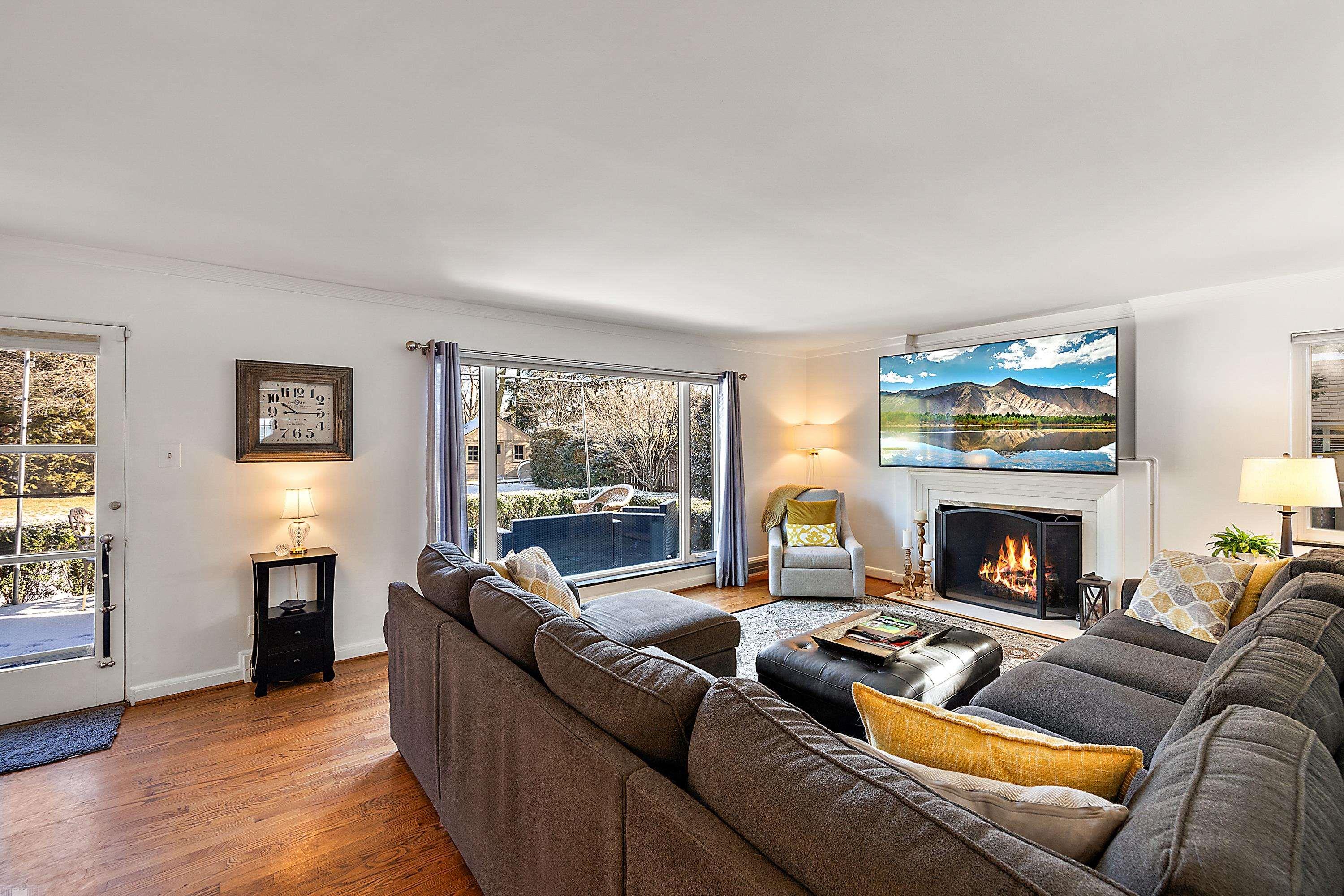 158 Merriweather Road Grosse Pointe, MI 48236 - Photo 6 of 57 50133705-a616cebb-8b38-4d5b-8556-81a04aa64c8e.JPG