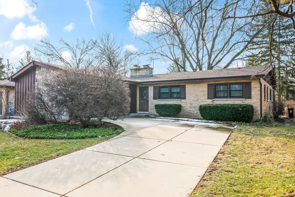 $545,000 | 407 East Berkshire Lane, Mount Prospect, IL 60056