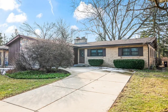 $569,000 | 407 East Berkshire Lane, Mount Prospect, IL 60056