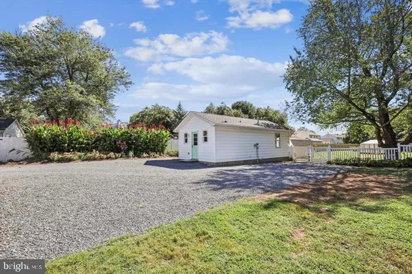 a view of back yard of the house