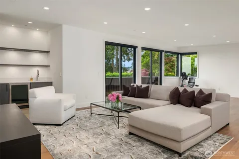 $9,950,000 | 9345 Northeast 19th Street, Clyde Hill, WA 98004