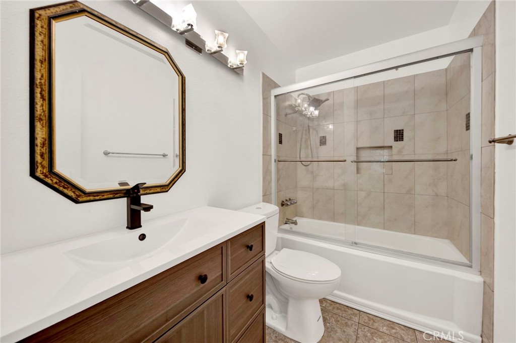 9745 Vía Roma Burbank, CA 91504 - Photo 18 of 38