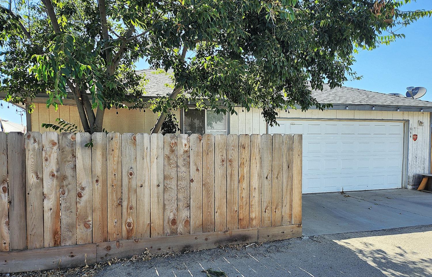 1084 South Klein Avenue Reedley, CA 93654 - Photo 3 of 3 1084_backhouse garage