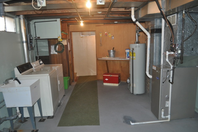 701 Preston Avenue Elgin, IL 60120 - Photo 10 of 13 a utility room with dryer and washer
