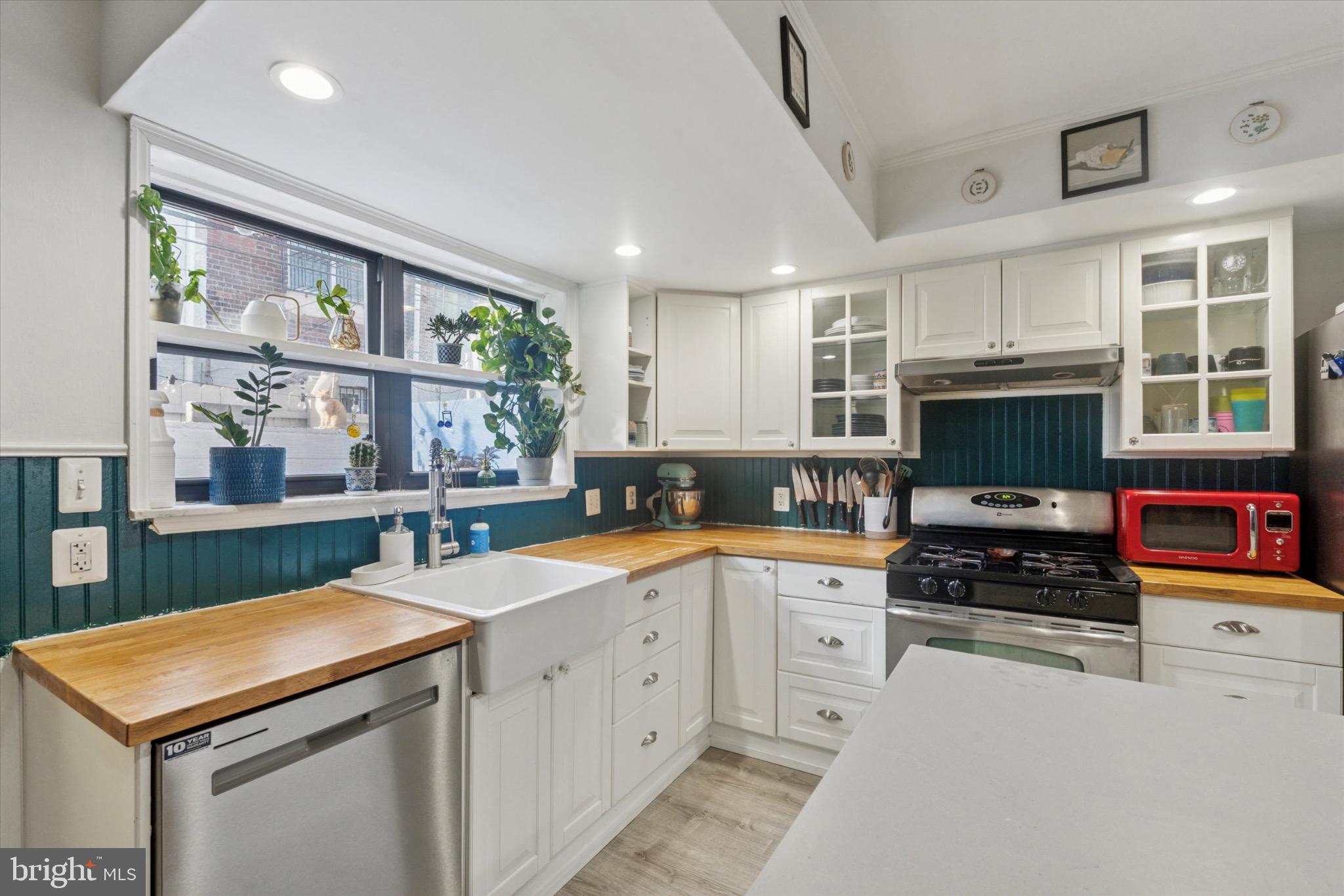 804 Sears Street Philadelphia, PA 19147 - Photo 8 of 25 a kitchen that has a sink and a stove in it