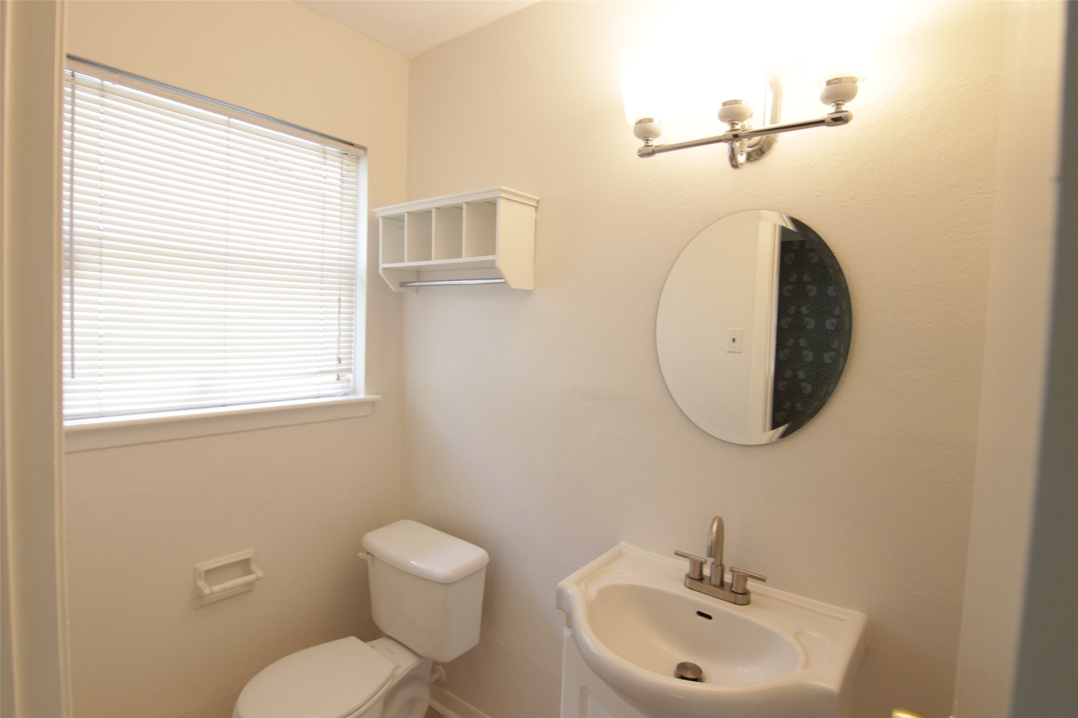7030 Sharpview Drive Houston, TX 77074 - Photo 12 of 20 a bathroom with a toilet sink and mirror