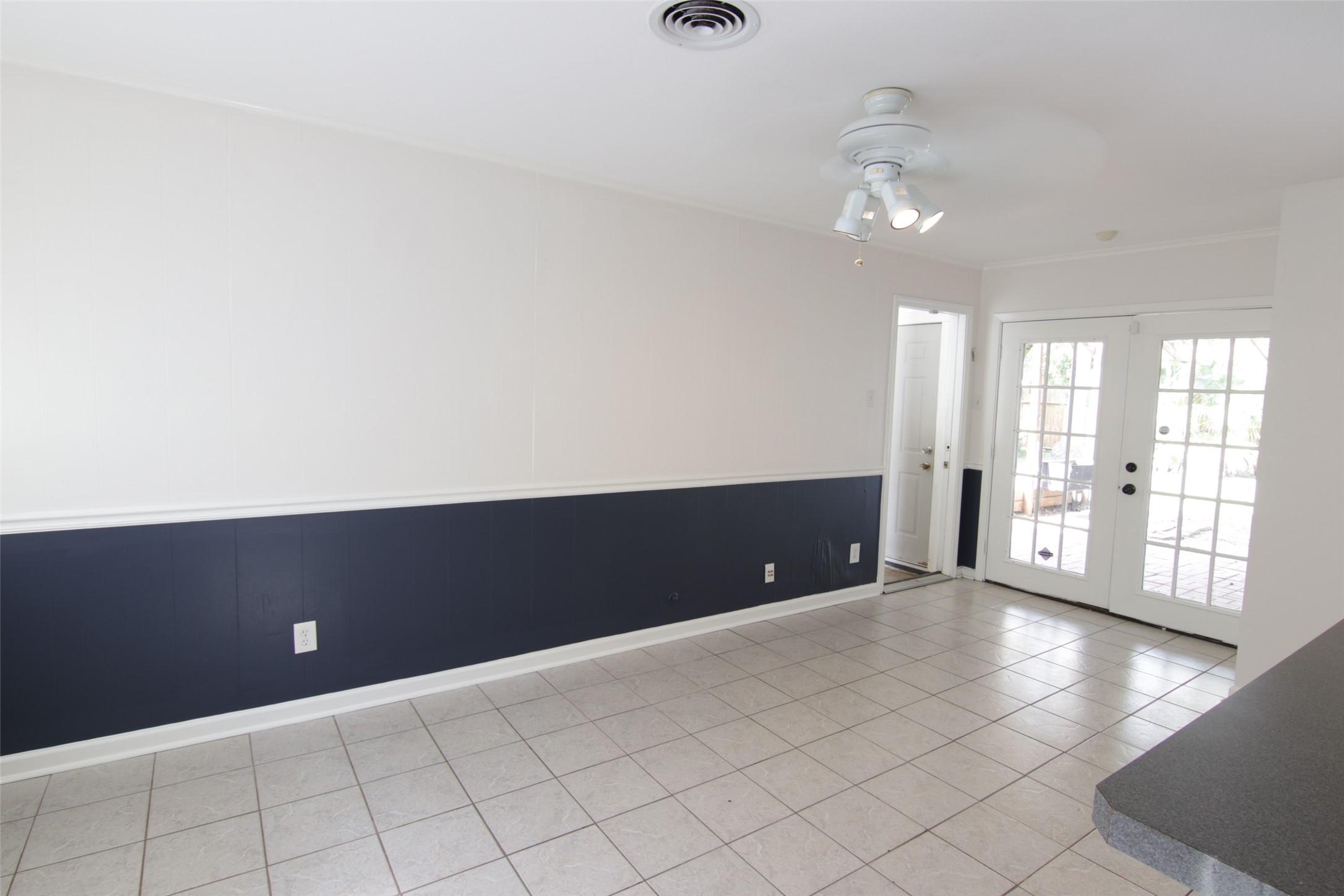 7030 Sharpview Drive Houston, TX 77074 - Photo 6 of 20 a view of an empty room and window