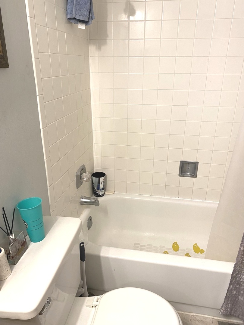 2038 North Rand Road, Unit 212 Palatine, IL 60074 - Photo 18 of 27 a bathroom with a bathtub and toilet