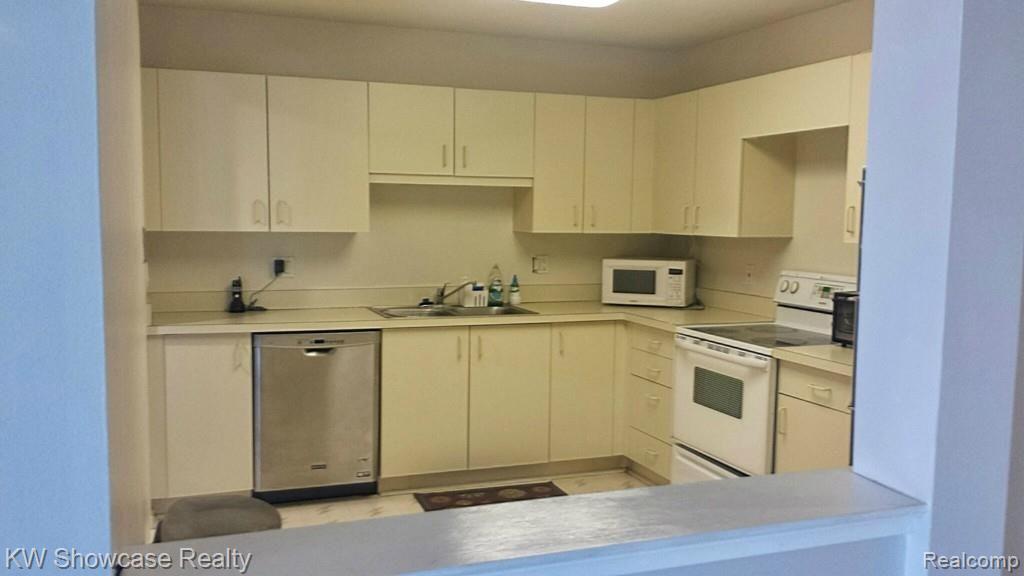 30594 Orchard Lake Road Farmington, MI 48334 - Photo 4 of 9