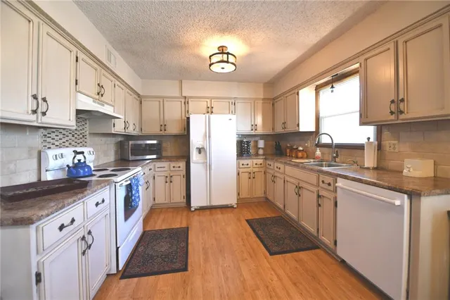 $325,000 | 822 South 57 Terrace, Kansas City, KS 66106