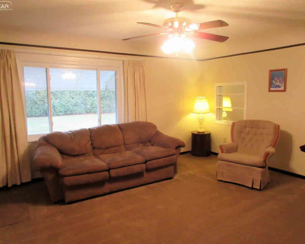 5272 West Carpenter Road Flint, MI 48504 - Photo 12 of 40 21260758-11.JPG