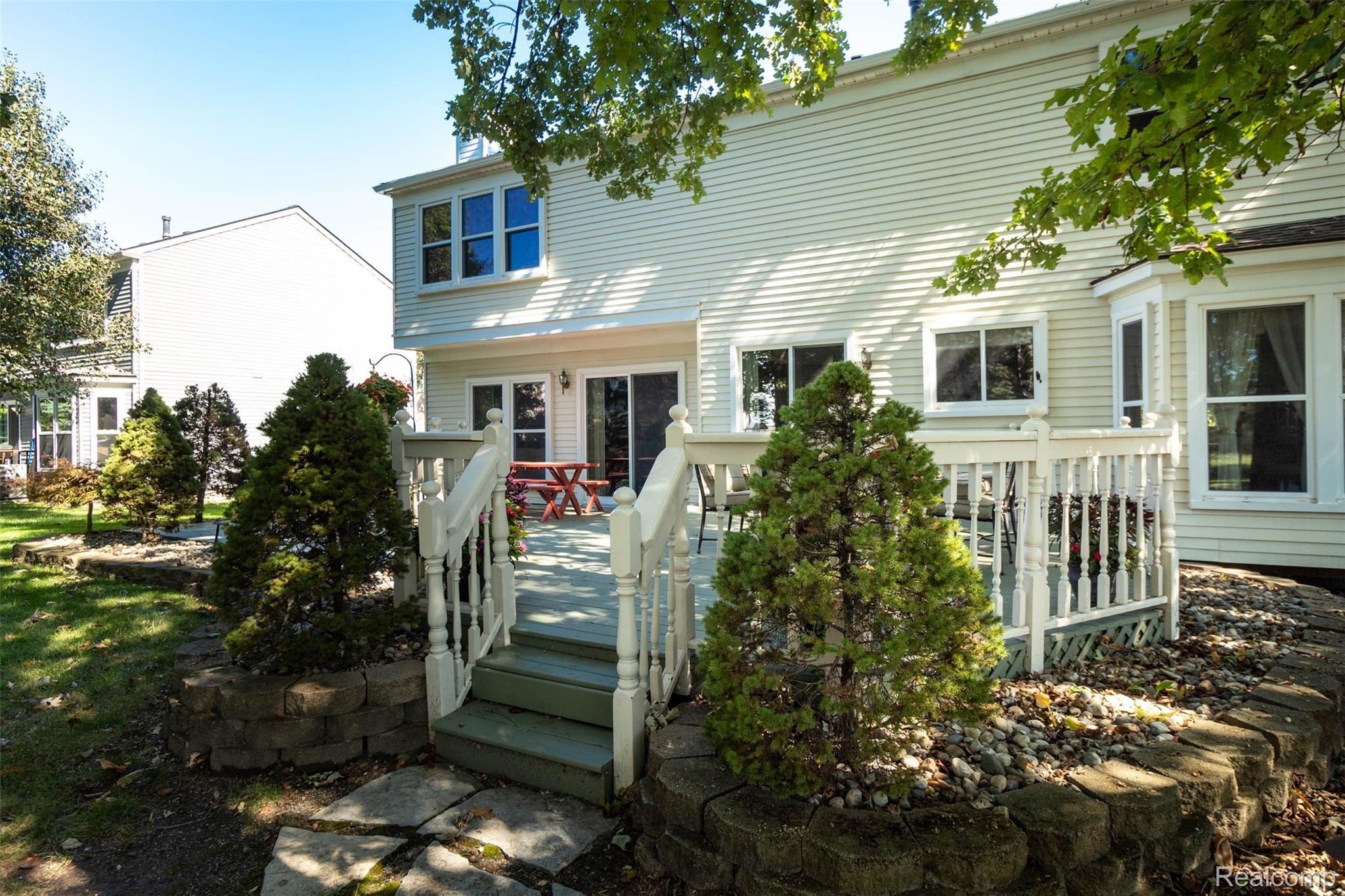 971 Paddington Road Canton, MI 48187 - Photo 39 of 42 yard (6).jpg