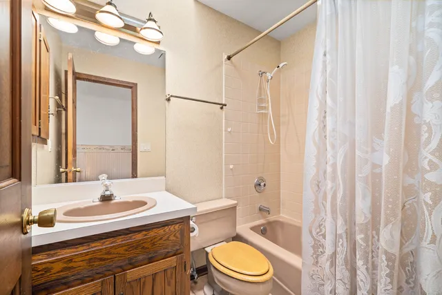 $379,000 | 7 Douglas Drive, Sugar Grove, IL 60554