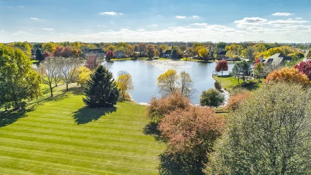 $379,000 | 7 Douglas Drive, Sugar Grove, IL 60554